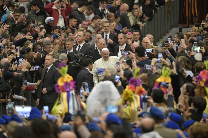 Audiência-geral: «A Paz de Jesus é ocupar-se do próximo», afirma o Papa -  Educris